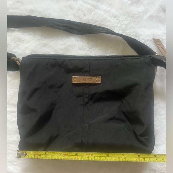 Roots Crossbody Black Nylon with lots of compartments - Picture 6 of 8